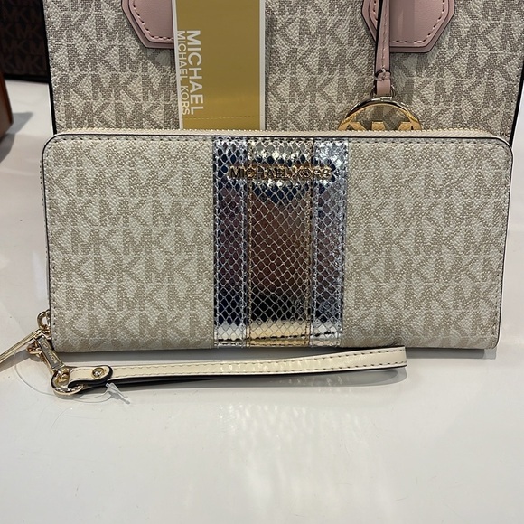 Michael Kors Jet Set Travel Large Signature Logo and Metallic Continental Wallet - Picture 4 of 16